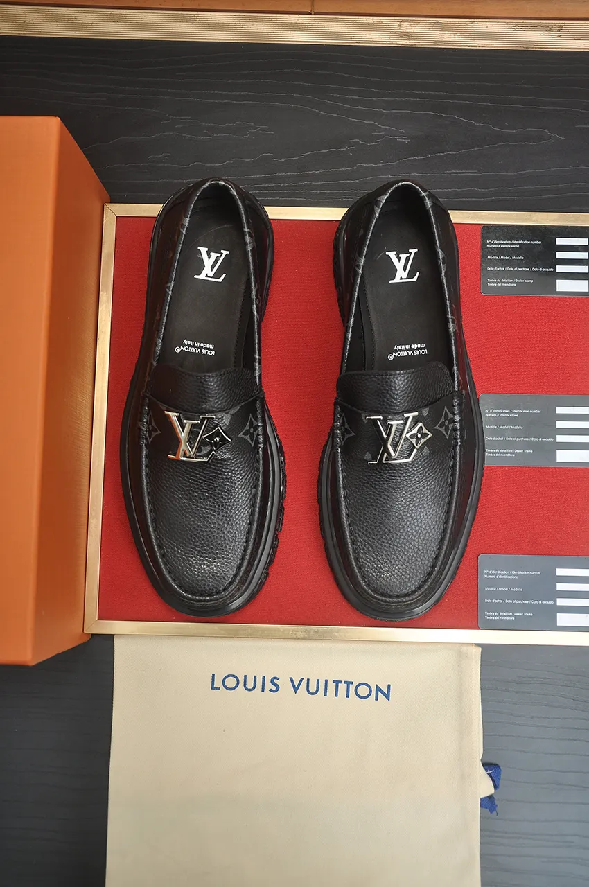 Men's men's shoes 💰760💶 [LV] (original single cowhide lining) 🍀LV's latest genuine leather business suit shoes are launched simultaneously on the official website. The first-layer cowhide imported from Italy is made of heavy gold, 💥official website 1:1 rubber outsole. Versatile to wear, high-end without losing class, and the color combination is extraordinary. This four-season style is alluring when worn on your feet, showing off your big-name flair. Standard code 39-44 (customized at 38.45)